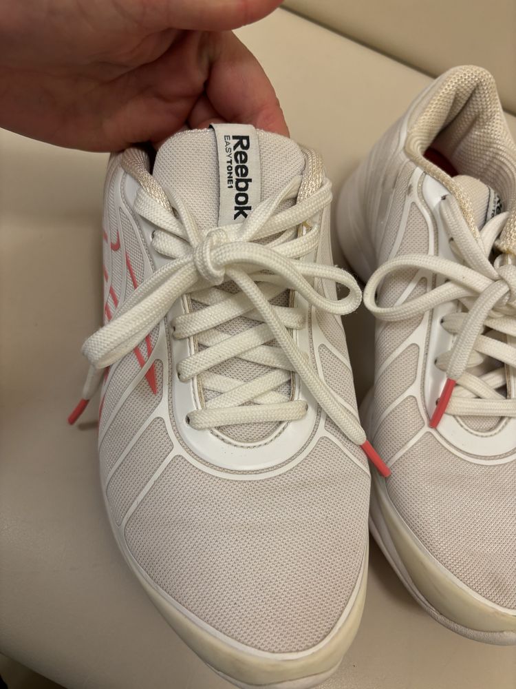 Biale morelowe buty sportowe do biegania reebok