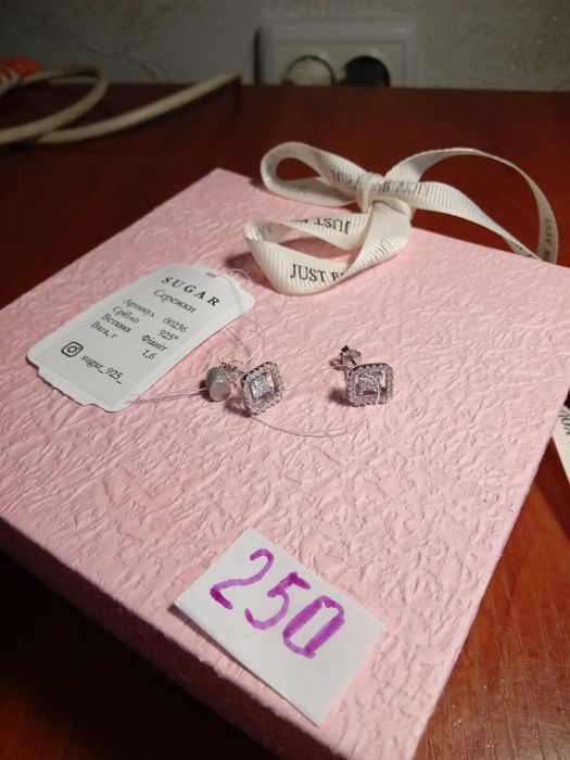 Подарйте срібні сережки жінкам 925 пр