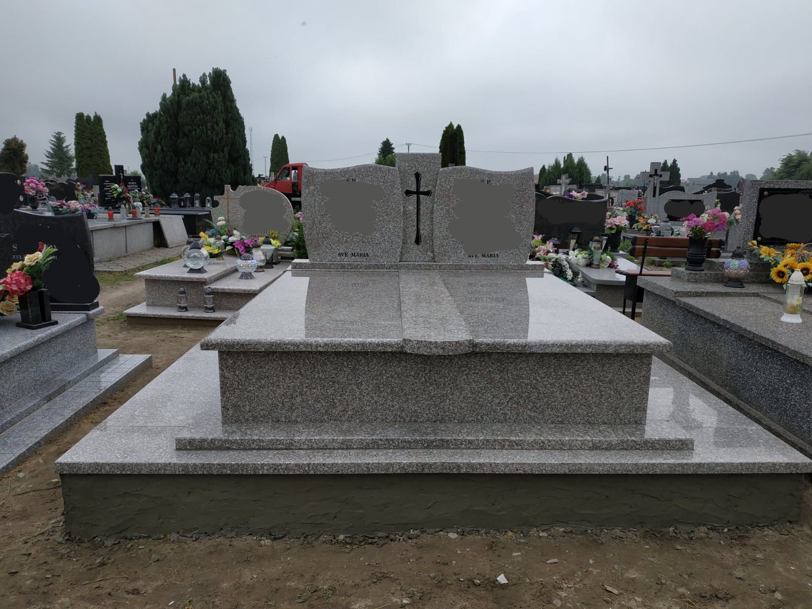 Nagrobki granitowe, pomniki