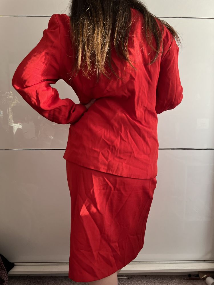 Czerwony komplet/zestaw marynarka/żakiet i spódnica z rozcięciem