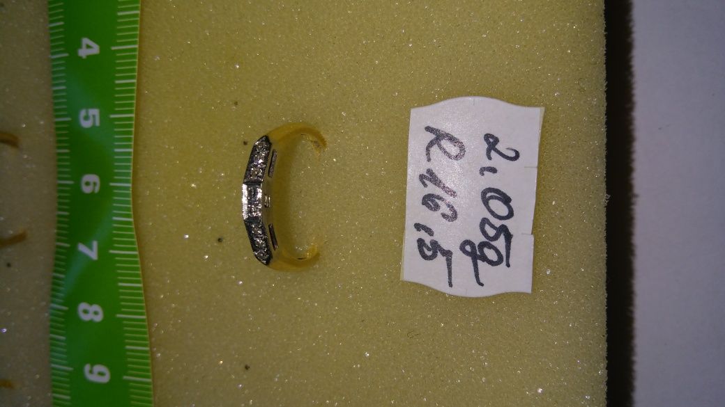 Pierścionek złoty z diamentami w cenie 2400 zł.