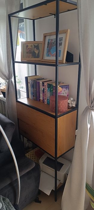 Regał do salonu sypialni.