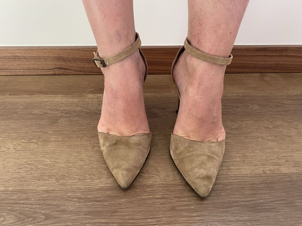 Sapatos beje com salto fino
