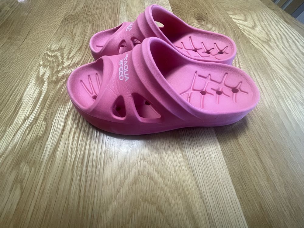 Rozowe plastikowe klapki dla dziecka 28 5 lat
