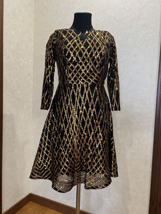 Вечірня блискуча жіноча сукня