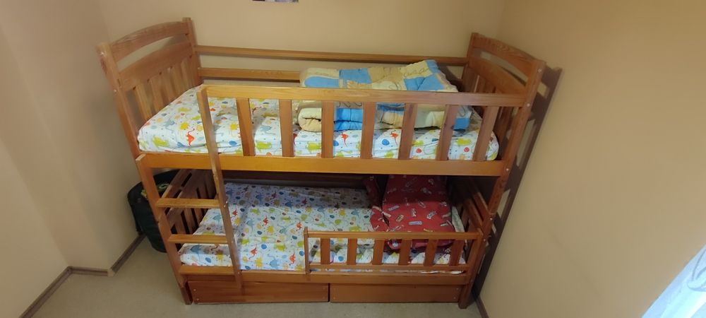 Łóżko piętrowe z materacami