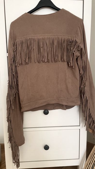 Kurtka narzutka zamsz milutka z frędzlami Bershka M