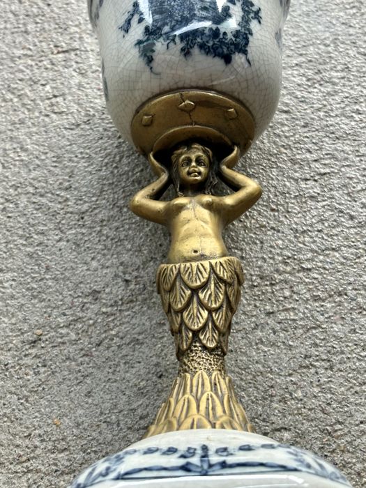 Ozdobny sygnowany Kielich Puchar Porcelana na podstawie z brązu Nimfa
