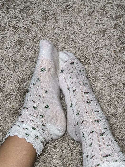 Kolekcjonerskie białe skarpety w drobne kwiatki