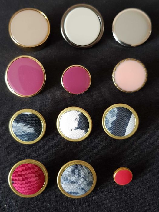 Чёрные, белые и цветные пуговицы с металлическим элементами