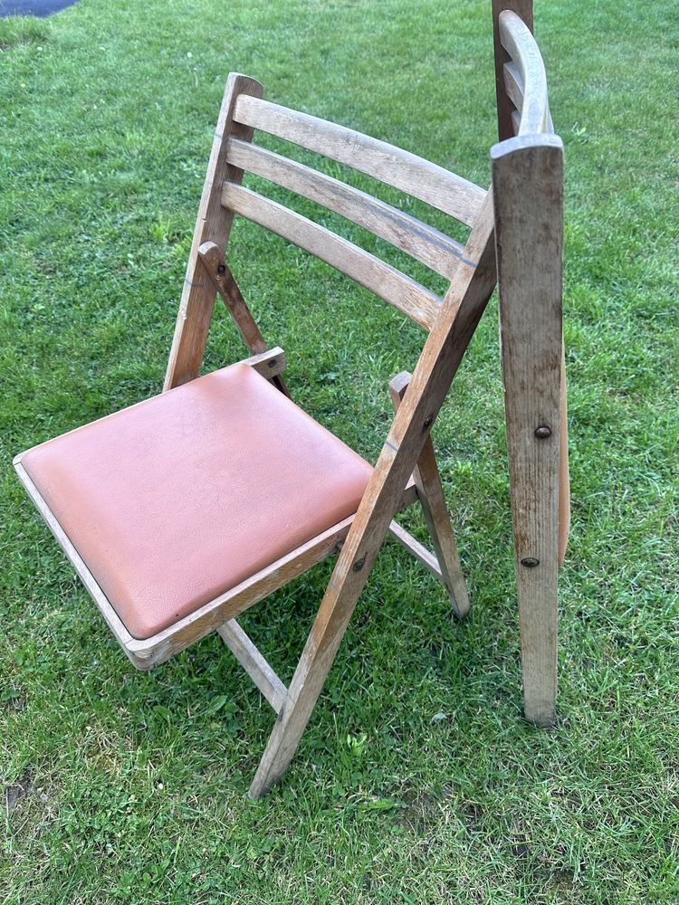 Dwa skladane drewniane krzesła z obiciem