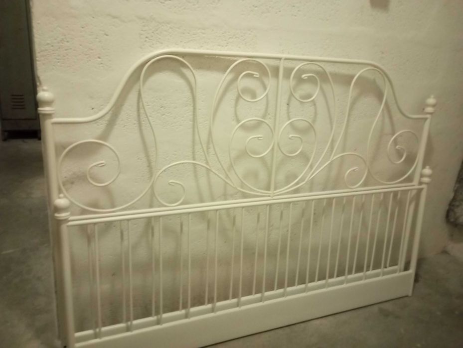 Cama de metal branca Ikea