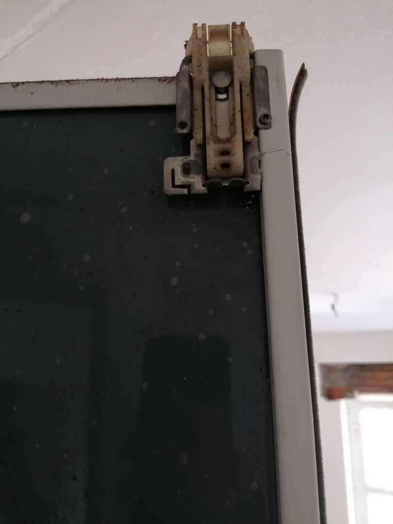 Portas de roupeiro em metal e com espelho