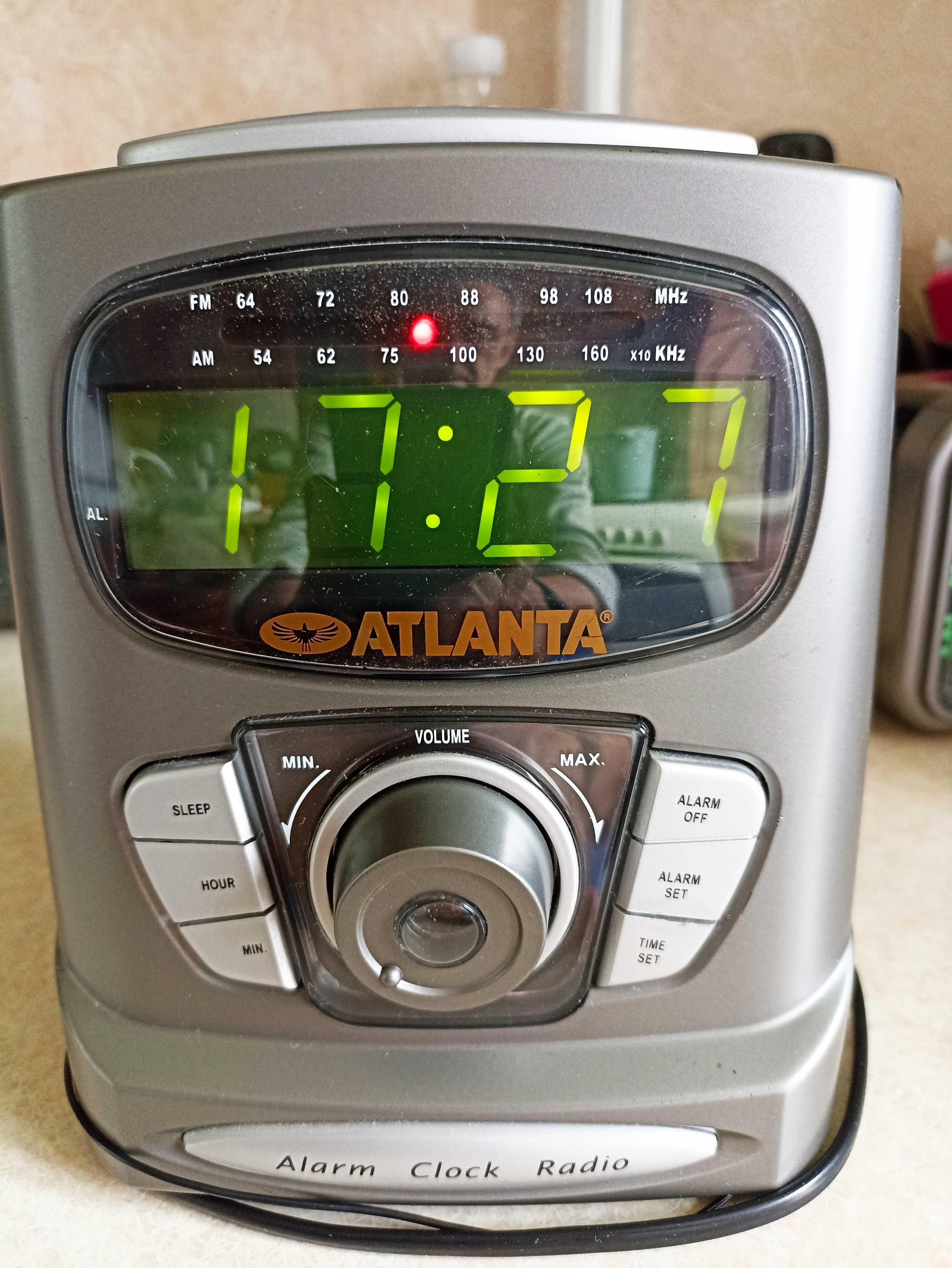 Часы, радиоприемник FM,AM, с цифровым отображением времени.