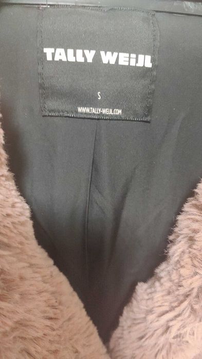 Яскрава шуба для стильної леді.