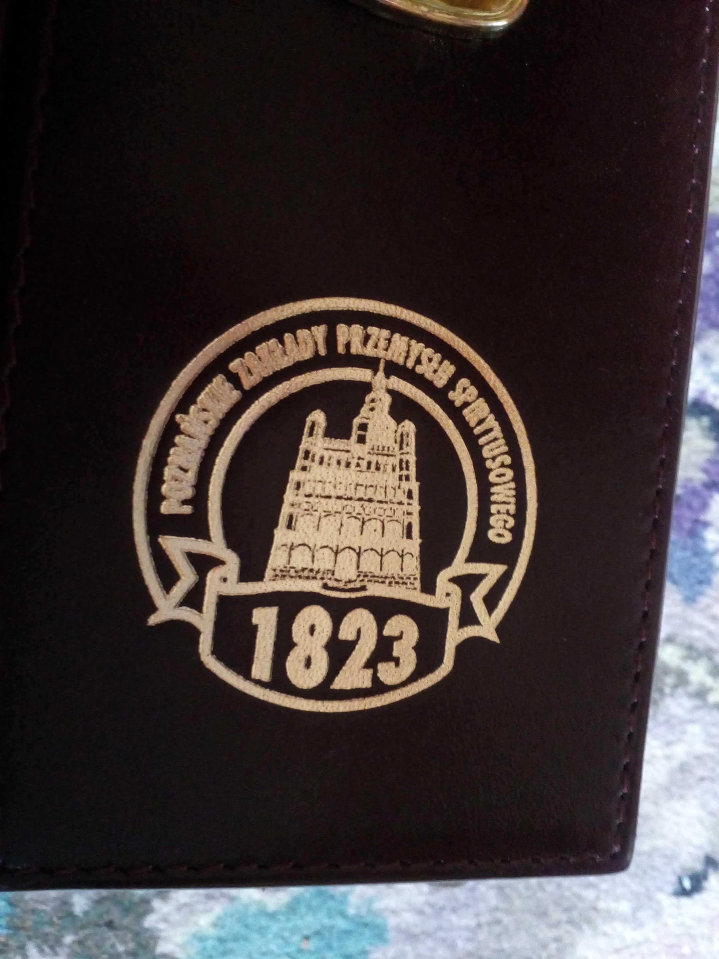 Skórzana walizka barek logo Poznańskie Zakłady Przemysłu Spirytusowego
