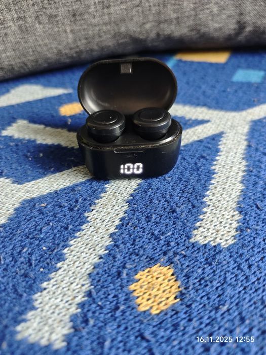 Бездротові навушники BQC-А6 із зарядним пристроєм і цифровим дисплеєм.