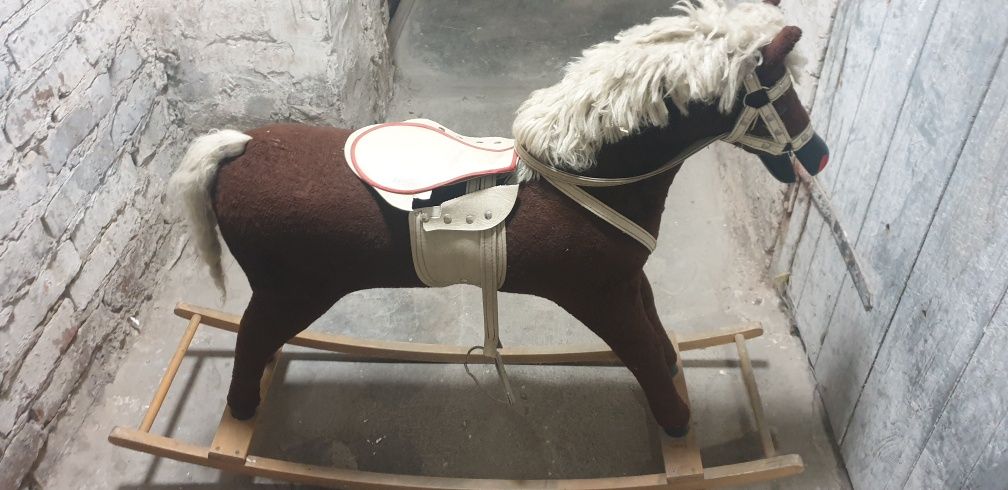 Duży koń na biegunach Plus kask jeździecki