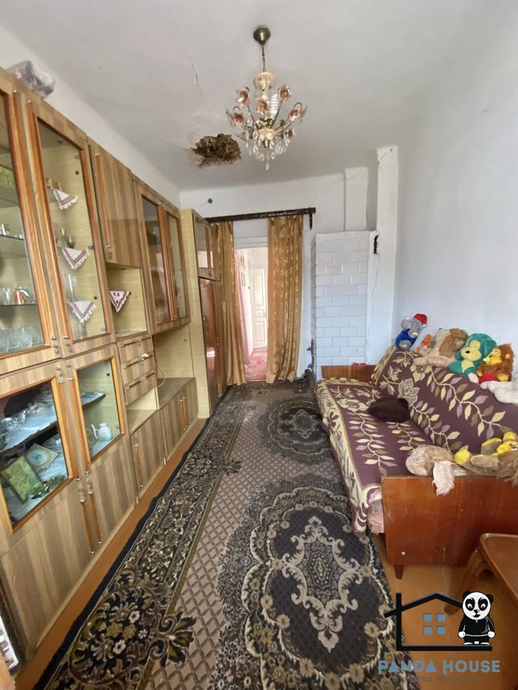 Продається частина будинку з прибудинковою територією.