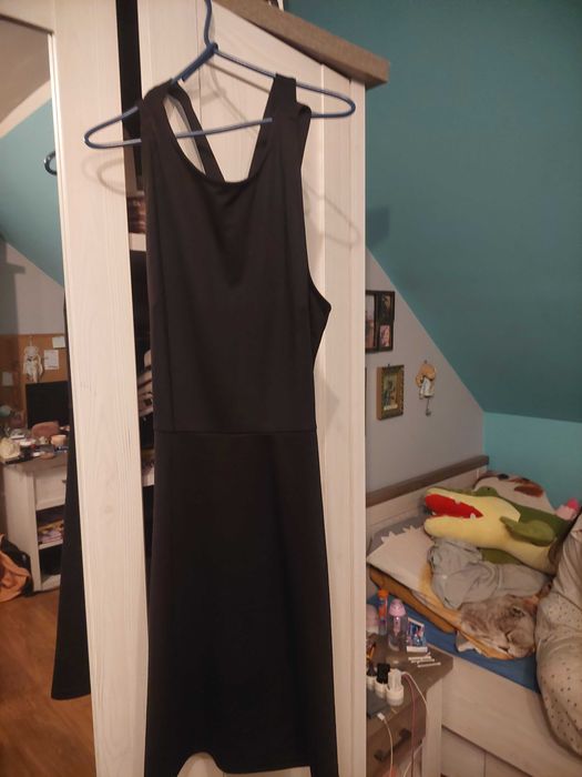 Sukienka czarna młodzieżowa