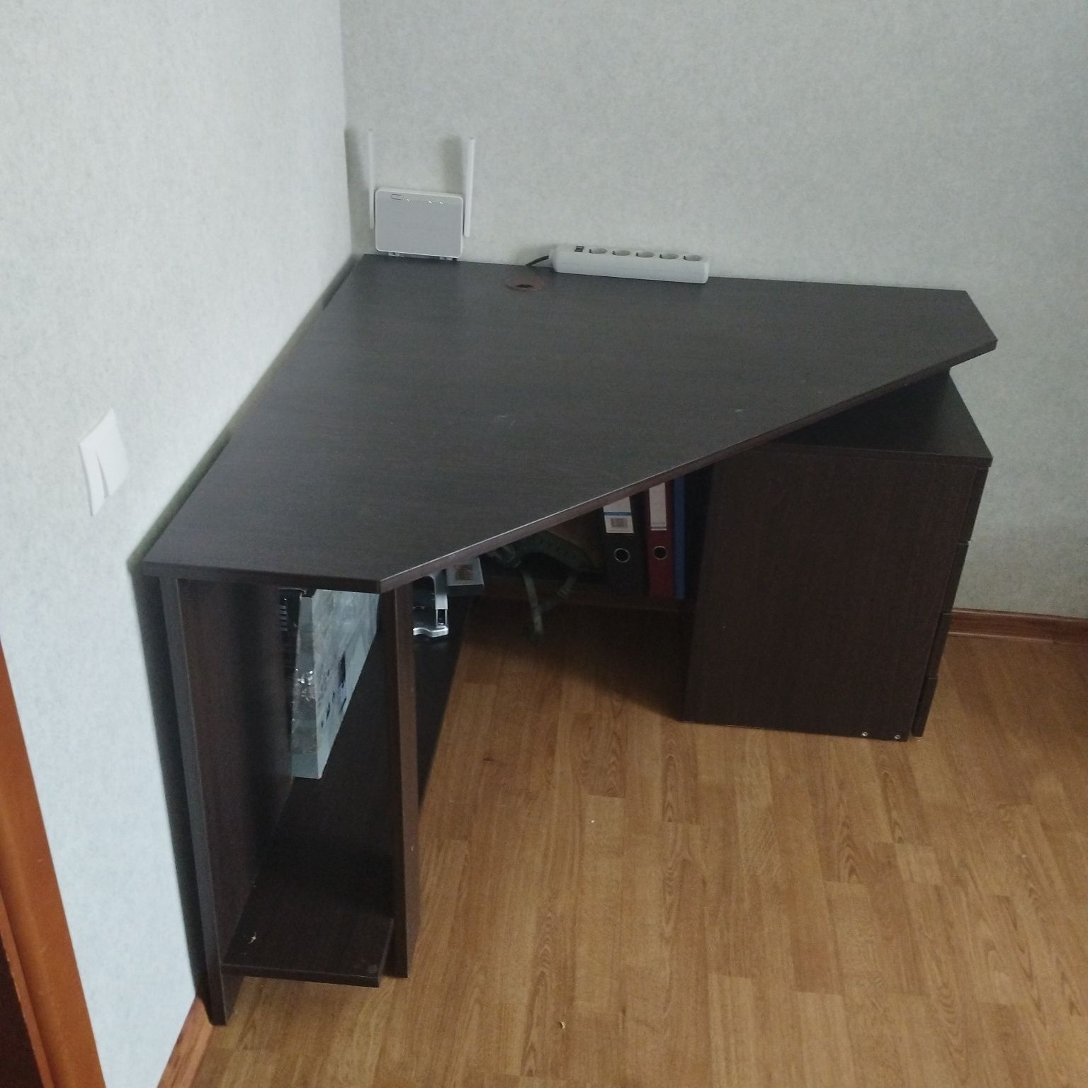 Комп'ютерний письмовий стіл
