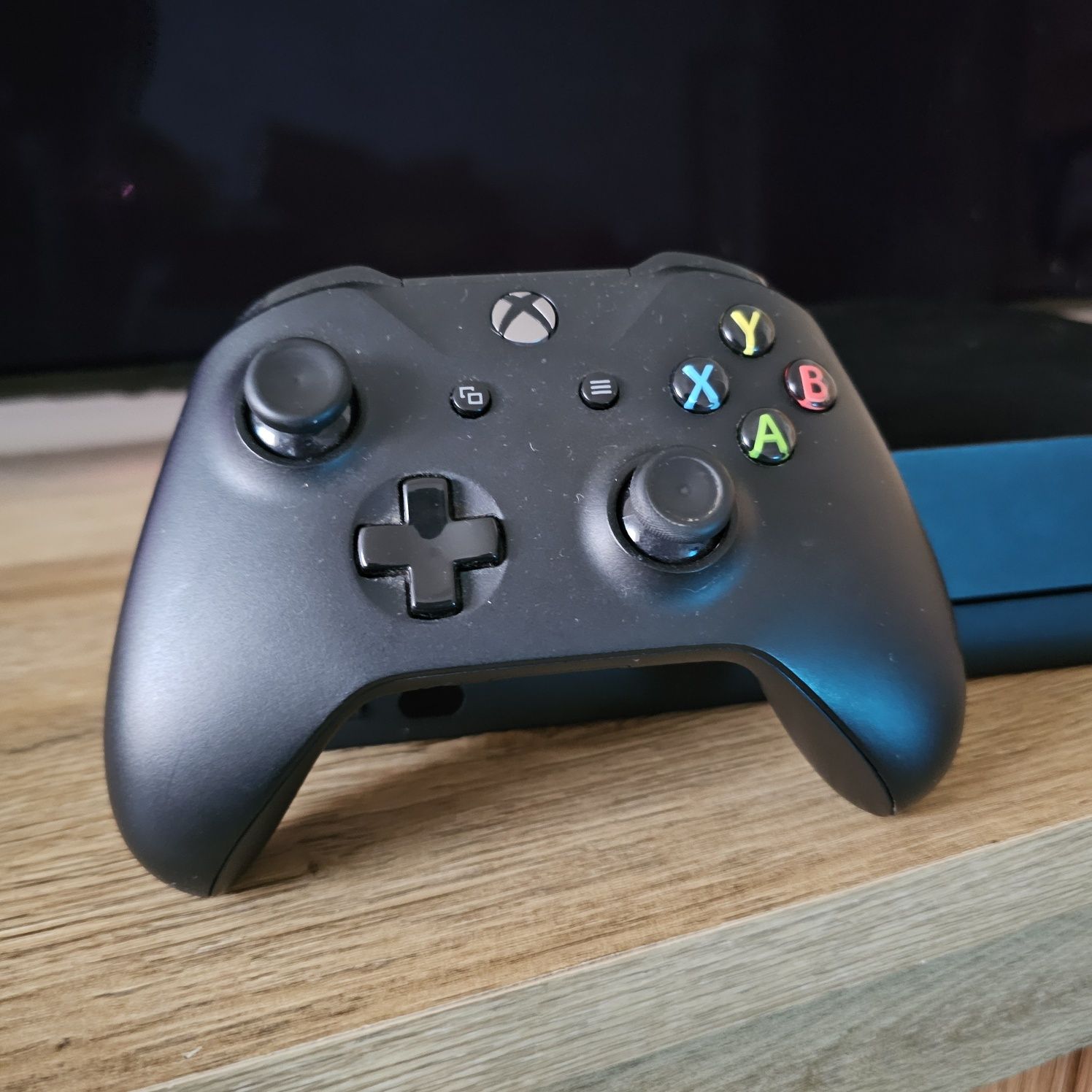 Xbox One X 1 TB, oryginalny kontroler i pełne okablowanie