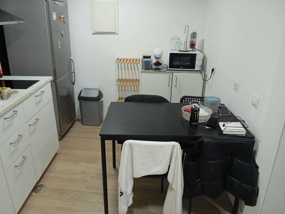 Alugo quarto individual perto estação de metro de Francos