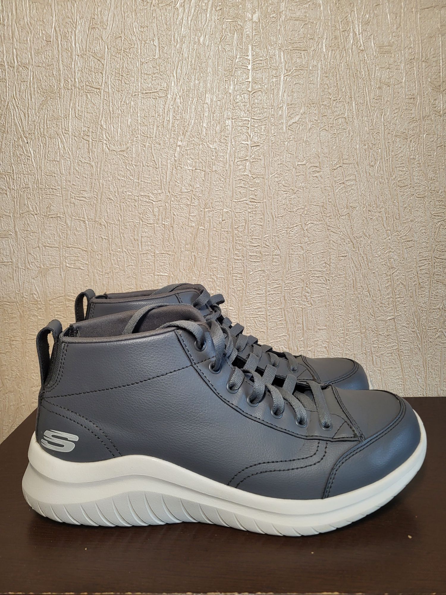 Продаються черевики Skechers, 41,5 розмір