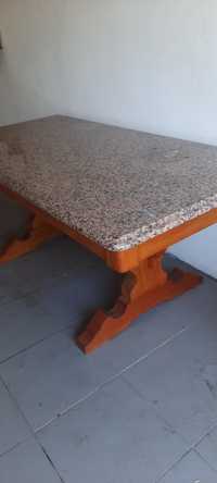 Mesa de granito e madeira boa