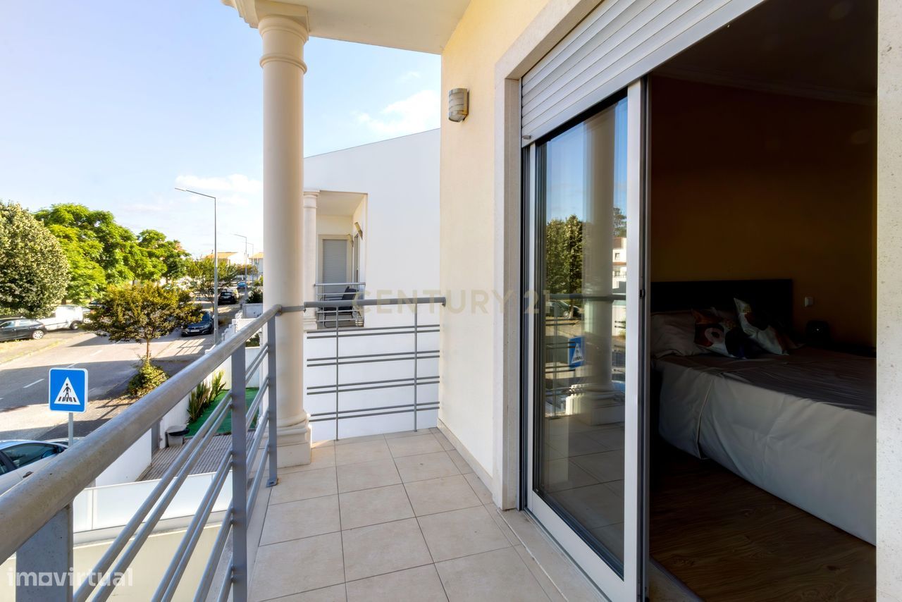Moradia T4 com Piscina Privativa na Marinha Grande