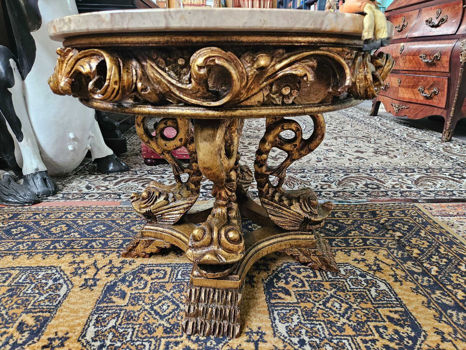 Mesa de centro redonda em madeira trabalhada e tampo em pedra