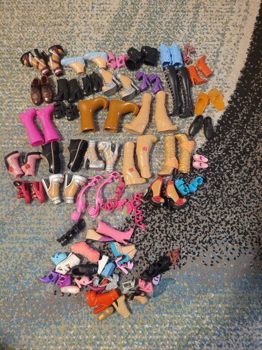 Zestaw ubranek i butów dla lalek