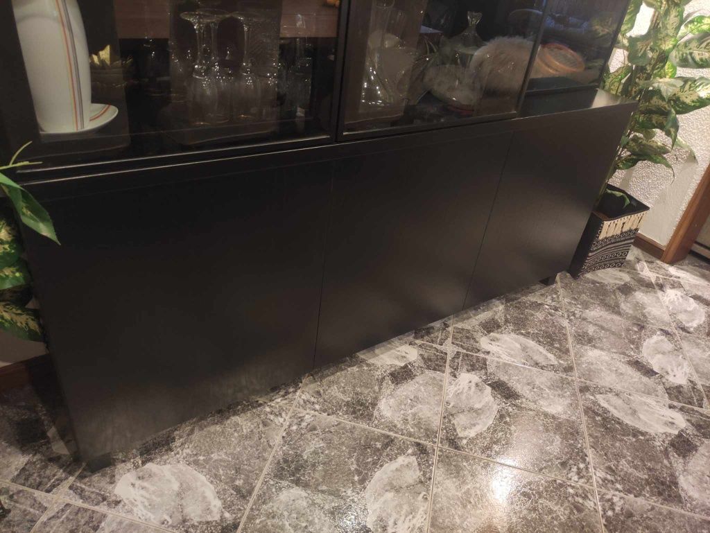 Móvel para sala de jantar ou de estar em wengue. Não é do IKEA