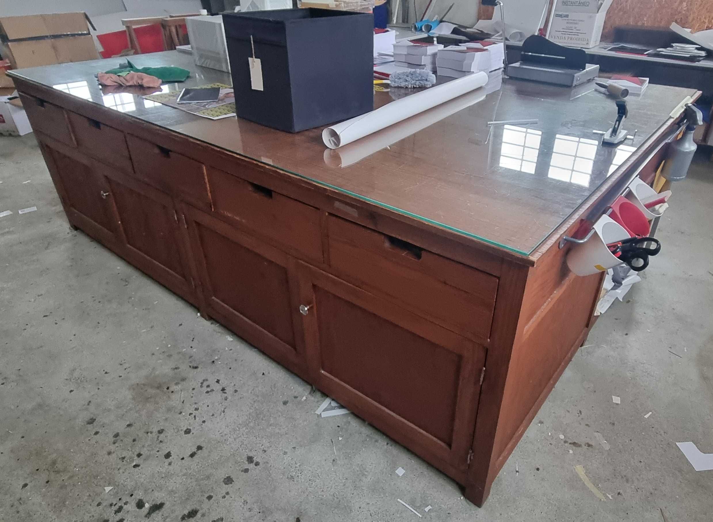 Mesa de acabamentos com tampo de vidro 180X270cm