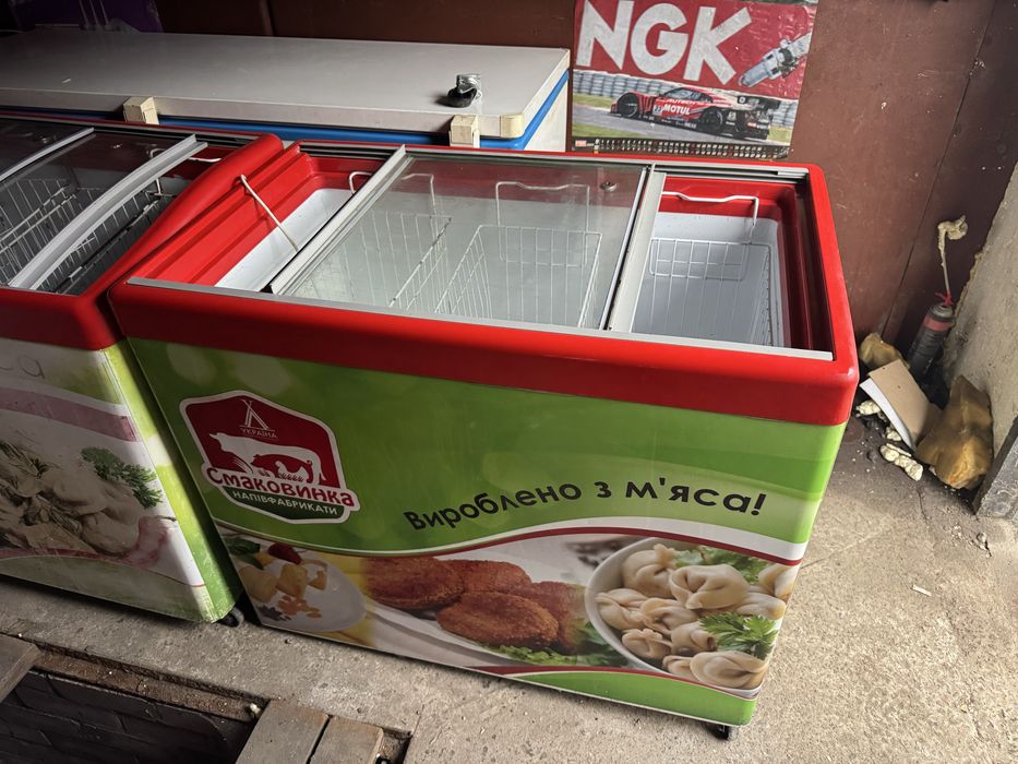 Ларь, морозильна камера вітрина