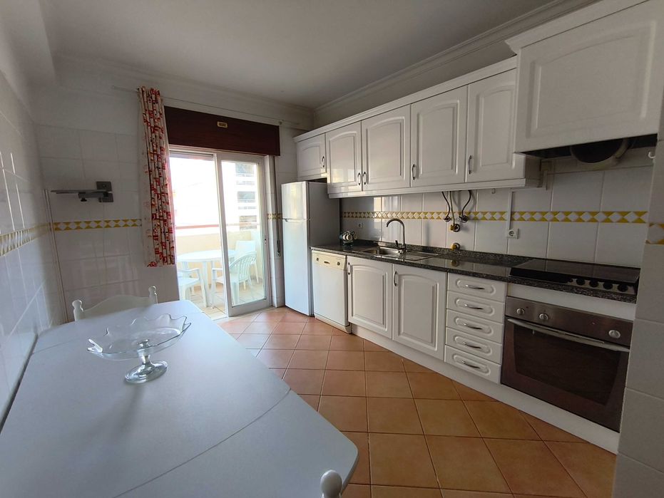 Excelente apartamento T1 com garagem e piscina em Armação de Pêra