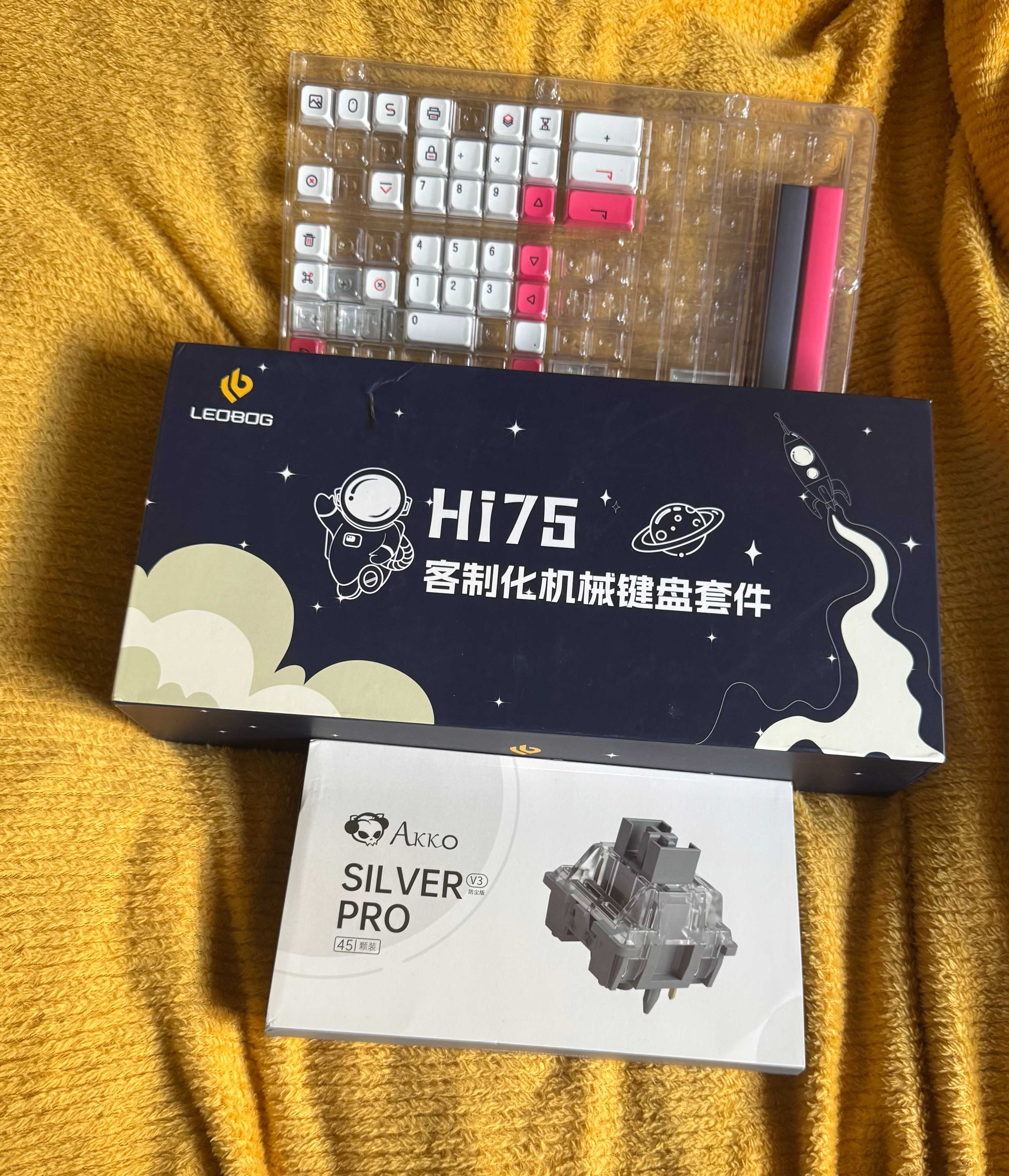 Leobog Hi75
Akko V3 pro silver switches
PBT keycaps XDA profile