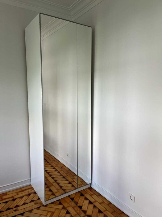 Armário IKEA com frente de espelho