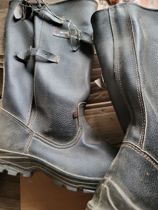 Продам  сапоги .