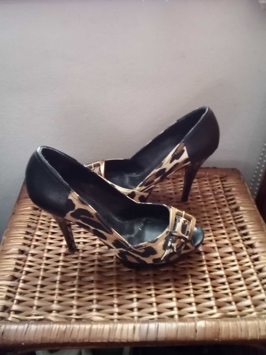 Sandálias de salto alto marca Guess