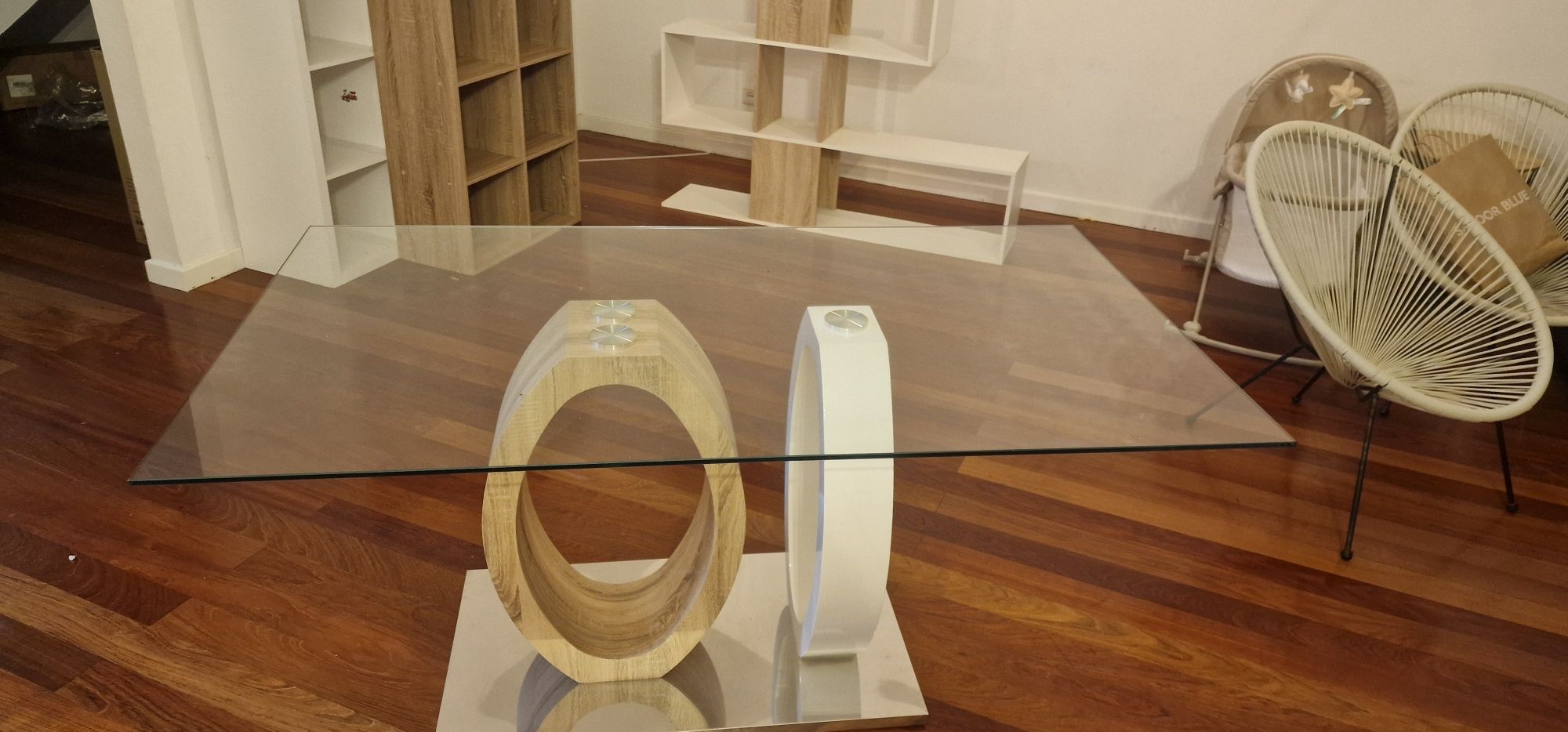 Mesa de vidro e madeira