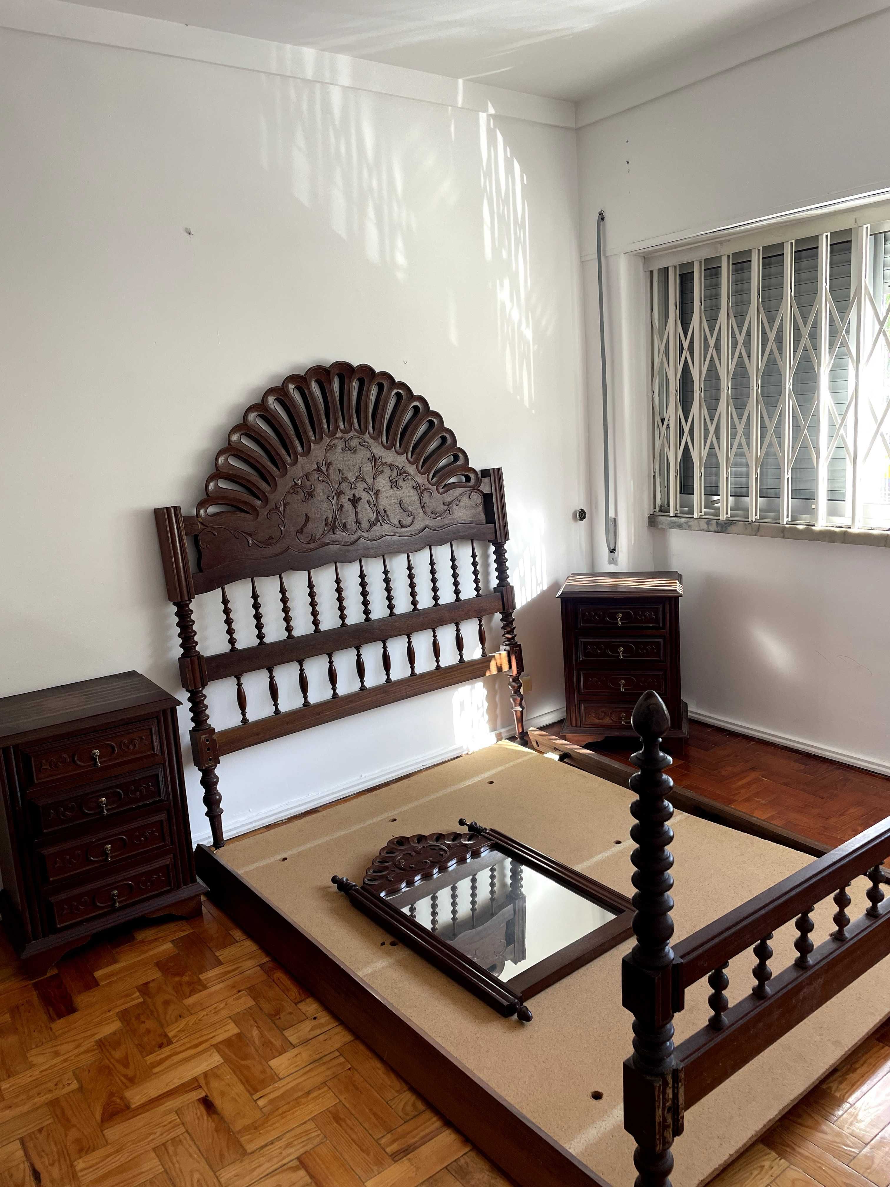Conjunto de Mobília de Quarto em Madeira
