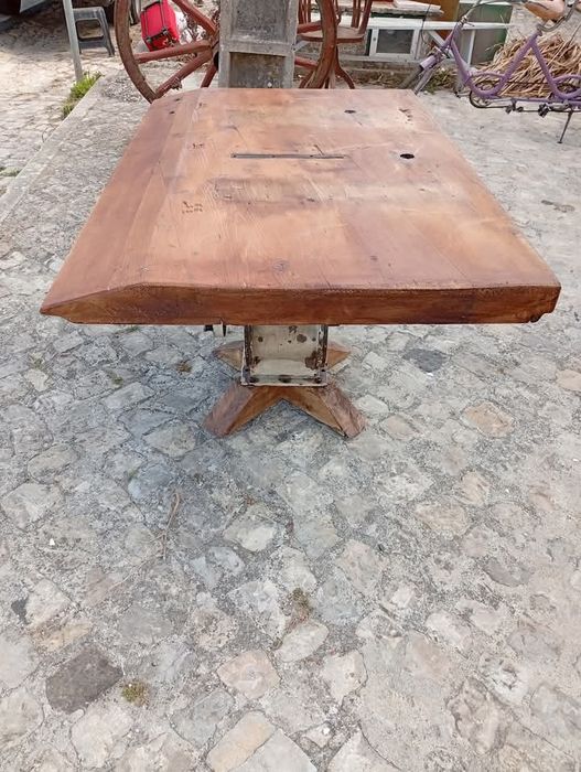 Mesa industrial com tampo em madeira