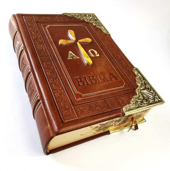 Biblia w oprawie skórzanej, duże bursztyny w srebrze, malowane brzegi.