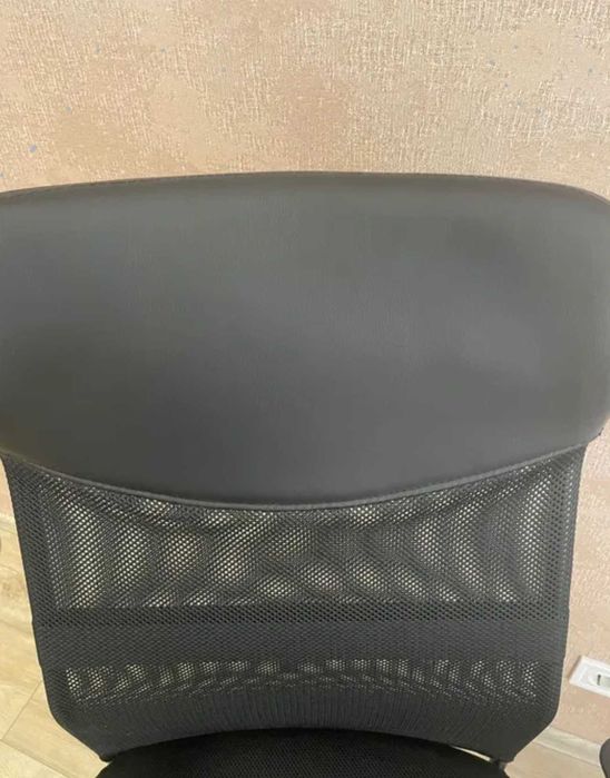 крісло офісне комп'ютерне для персоналу з вентильованою спинкою