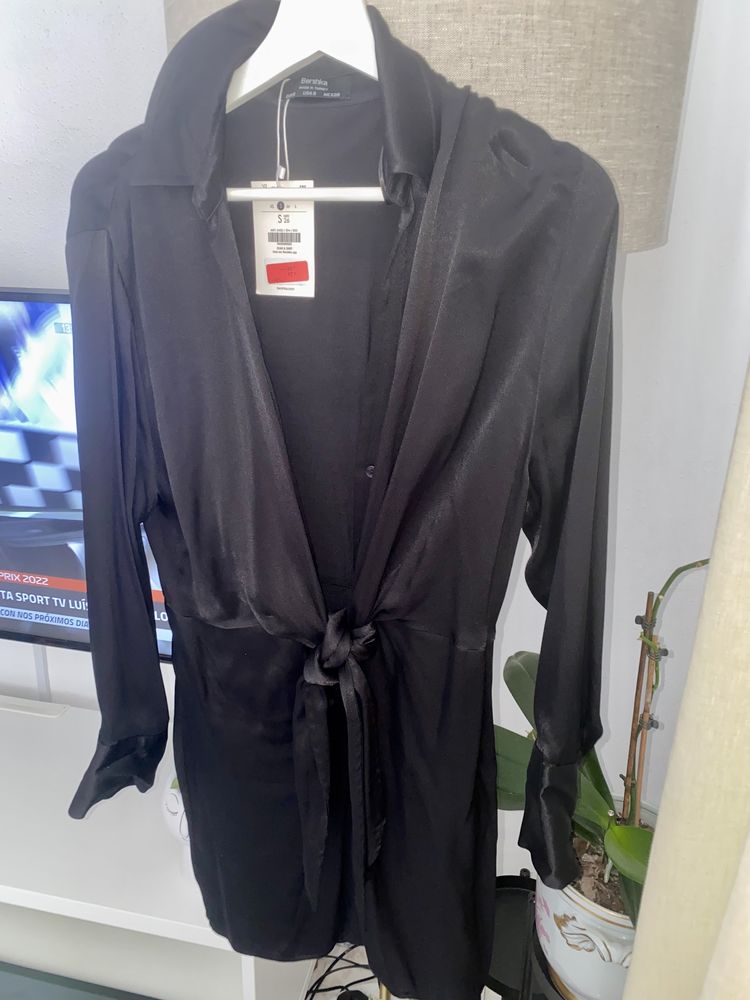 Vestido acetinado novo