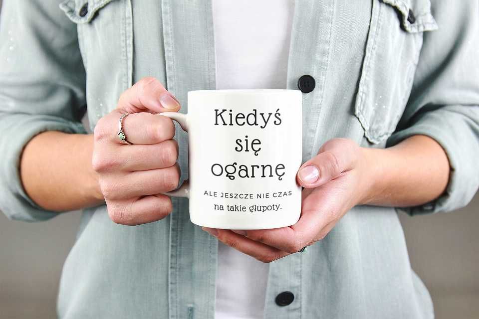 Kubek KIEDYŚ SIĘ OGARNĘ śmieszny napis na PREZENT