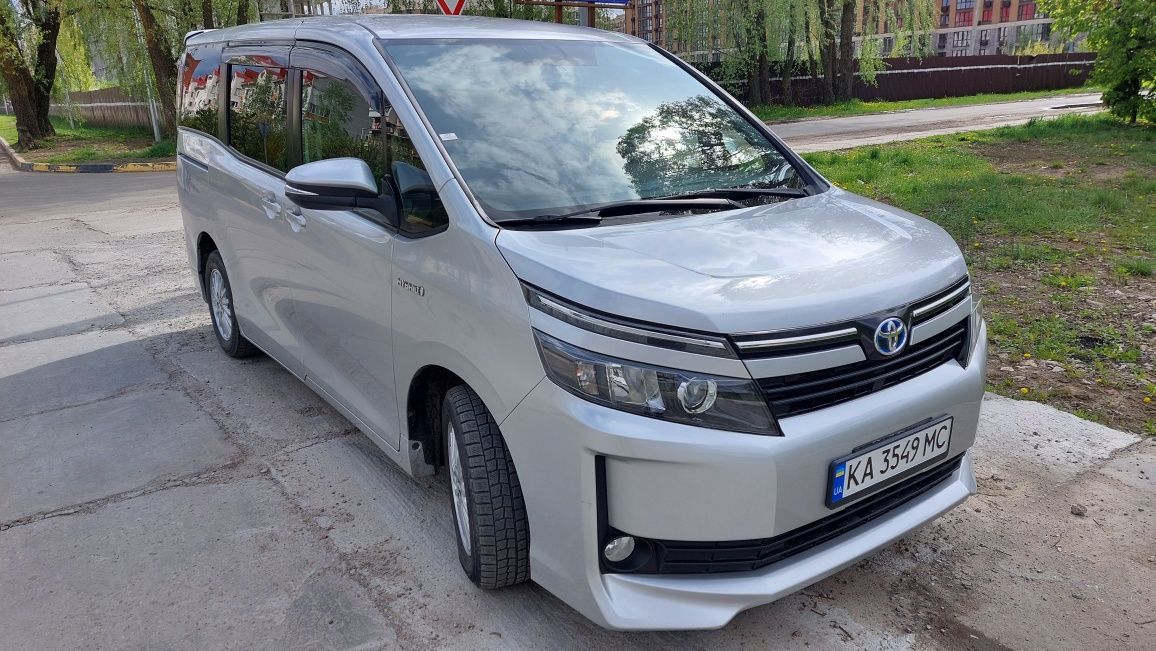 Toyota Voxy 2015 гибрид