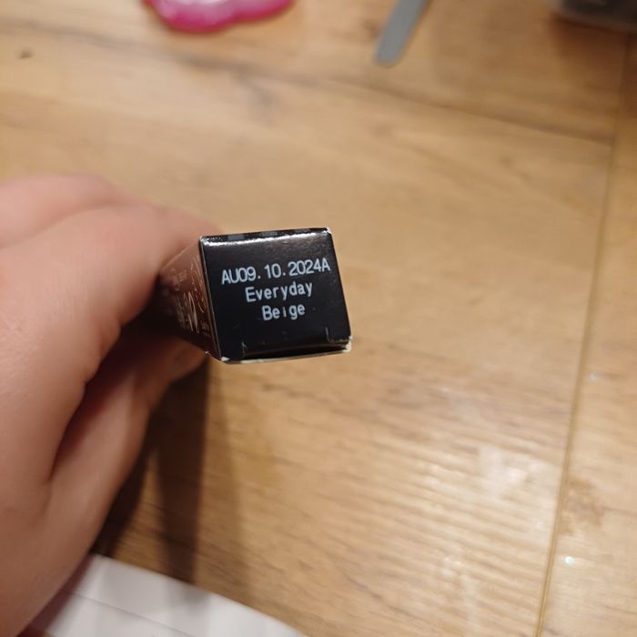 cień do powiek w kredce everyday beige avon