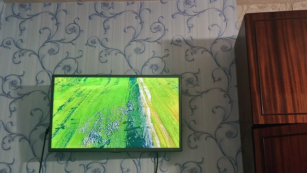 Телевизор и приставку в комплекте